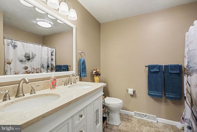 107 SUMMER HOUSE LN, York, PA 17408