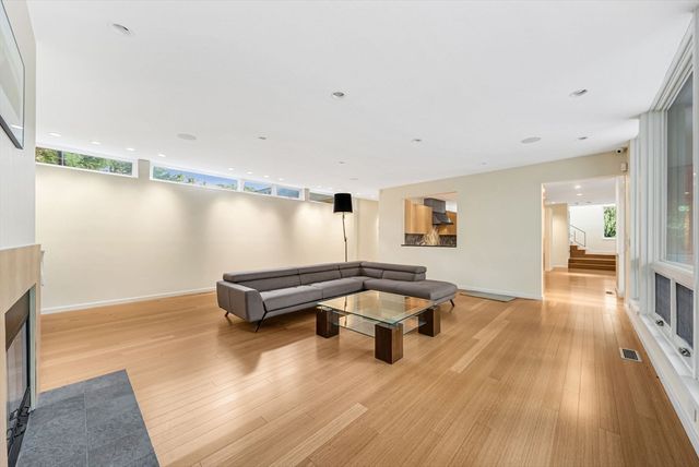 28 Kesseler Way, Newton, MA 02467