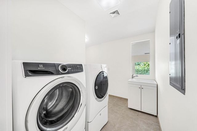 28 Kesseler Way, Newton, MA 02467