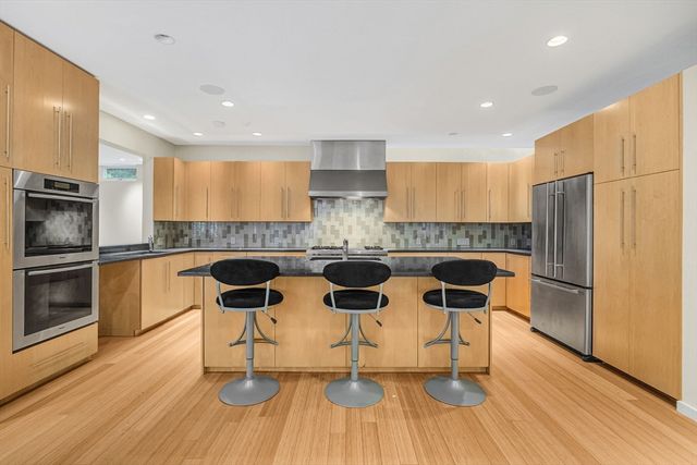 28 Kesseler Way, Newton, MA 02467