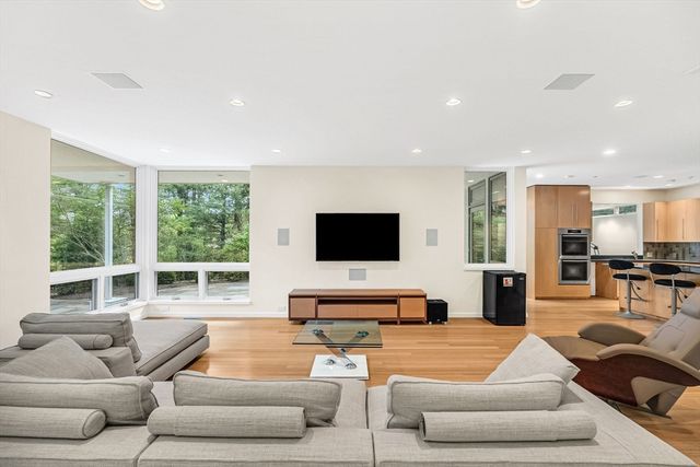 28 Kesseler Way, Newton, MA 02467