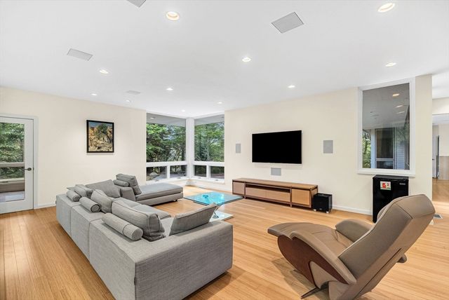 28 Kesseler Way, Newton, MA 02467