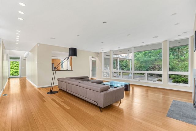 28 Kesseler Way, Newton, MA 02467