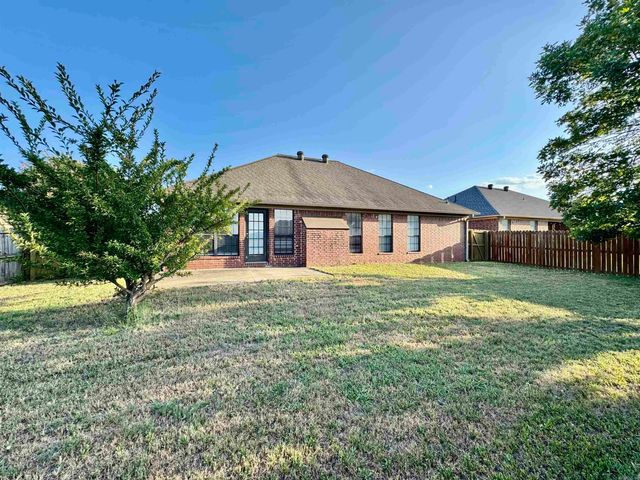 2460 Apple Blossom, Conway, AR 72034