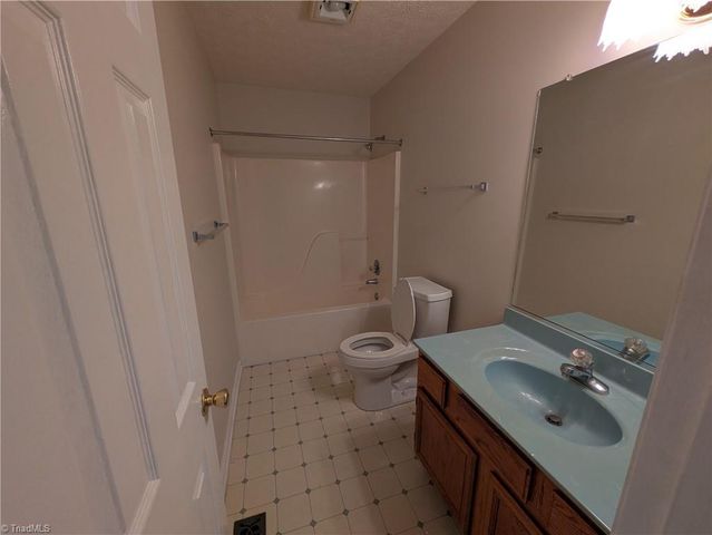 6008 Yeaton Glen Drive, Winston-salem, NC 27107