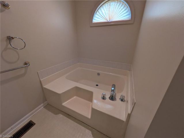 6008 Yeaton Glen Drive, Winston-salem, NC 27107