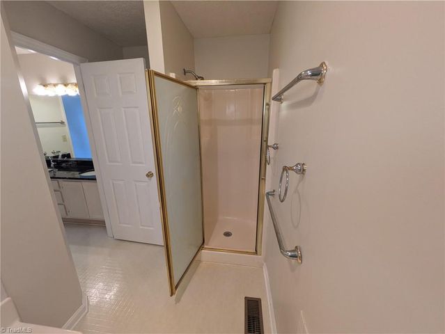 6008 Yeaton Glen Drive, Winston-salem, NC 27107