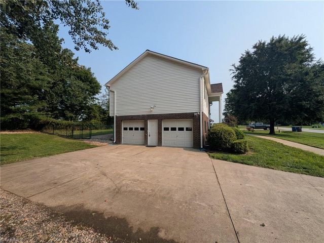 6008 Yeaton Glen Drive, Winston-salem, NC 27107