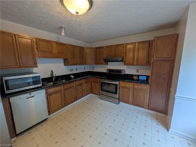 6008 Yeaton Glen Drive, Winston-salem, NC 27107