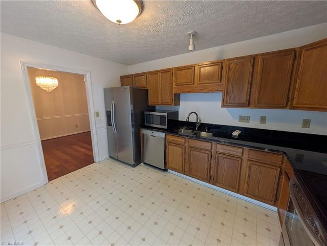 6008 Yeaton Glen Drive, Winston-salem, NC 27107