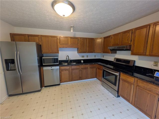 6008 Yeaton Glen Drive, Winston-salem, NC 27107