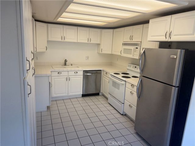 25 Escapade Court, Newport Beach, CA 92663