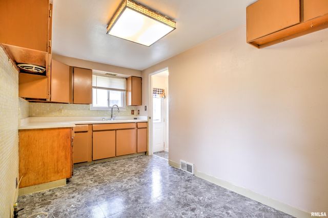 902 E MAYWOOD Avenue, Peoria, IL 61603