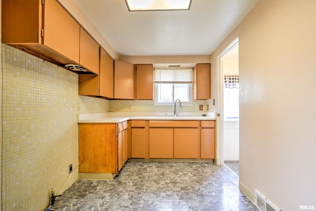902 E MAYWOOD Avenue, Peoria, IL 61603