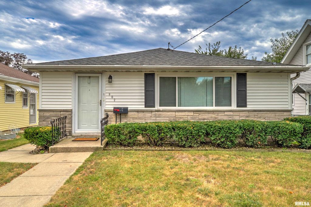 902 E MAYWOOD Avenue, Peoria, IL 61603