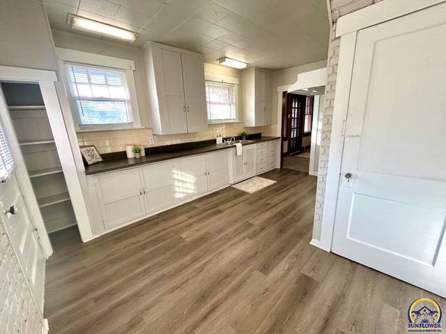 2528 SW Washburn AVE, Topeka, KS 66611