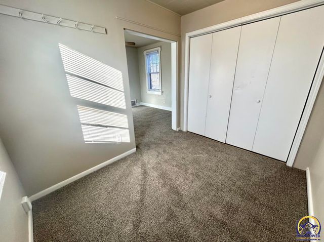 2528 SW Washburn AVE, Topeka, KS 66611