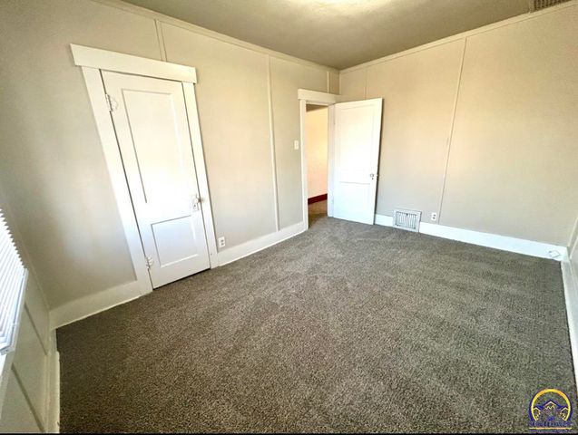 2528 SW Washburn AVE, Topeka, KS 66611