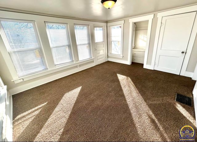 2528 SW Washburn AVE, Topeka, KS 66611