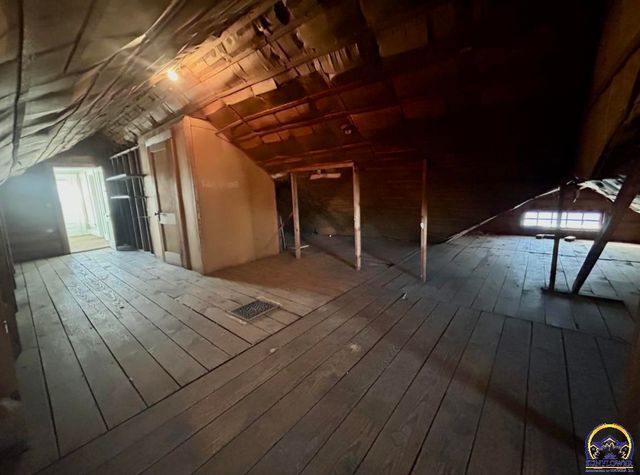 2528 SW Washburn AVE, Topeka, KS 66611