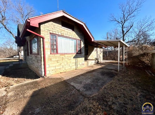 2528 SW Washburn AVE, Topeka, KS 66611