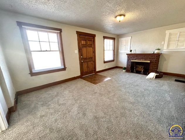 2528 SW Washburn AVE, Topeka, KS 66611