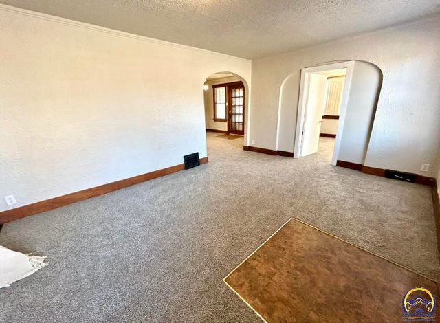 2528 SW Washburn AVE, Topeka, KS 66611