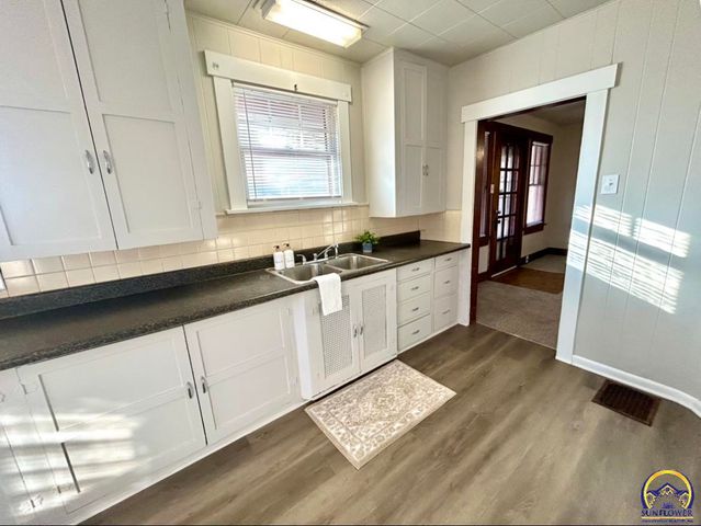 2528 SW Washburn AVE, Topeka, KS 66611