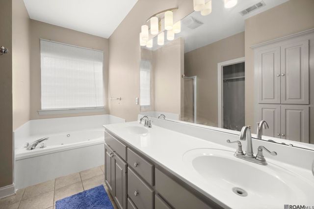 6375 Woodside Dr, Zachary, LA 70791