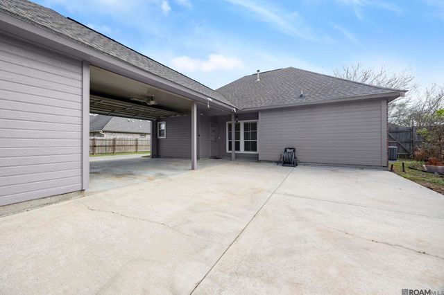 6375 Woodside Dr, Zachary, LA 70791