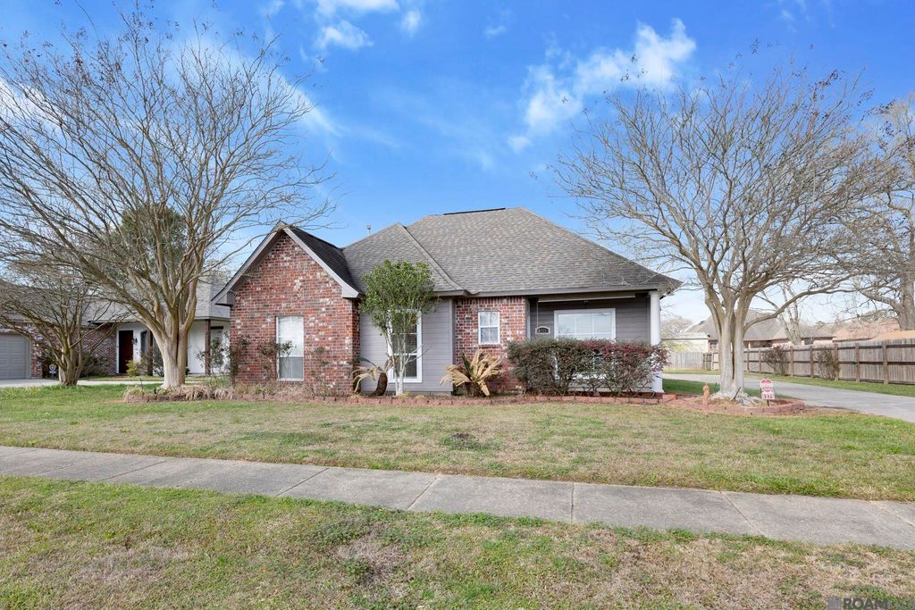 6375 Woodside Dr, Zachary, LA 70791