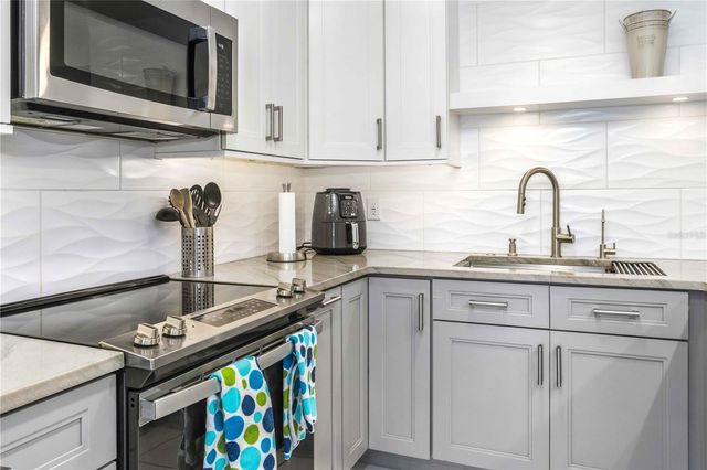 105 ISLAND WAY 142, Clearwater Beach, FL 33767