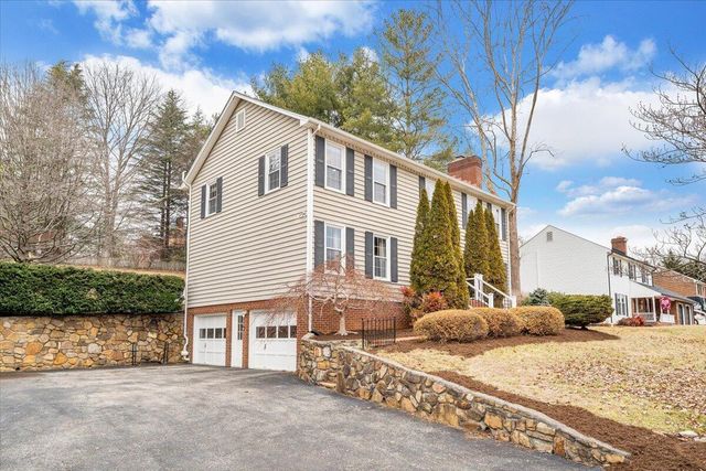 302 Ivy LN, Daleville, VA 24083