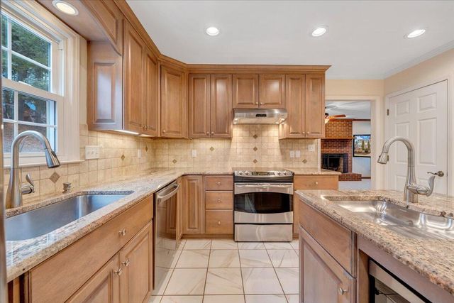 302 Ivy LN, Daleville, VA 24083