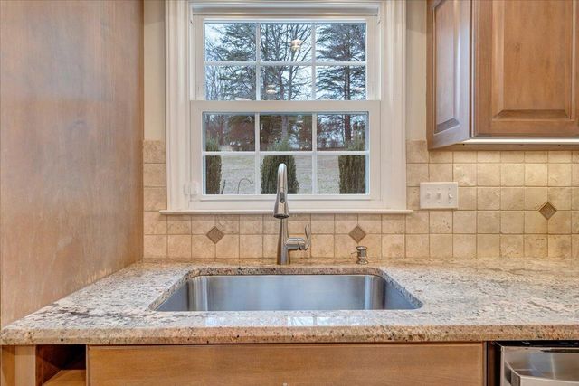 302 Ivy LN, Daleville, VA 24083