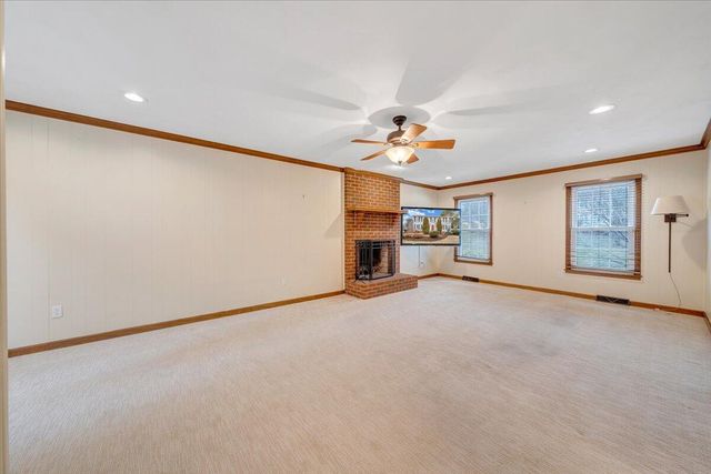 302 Ivy LN, Daleville, VA 24083