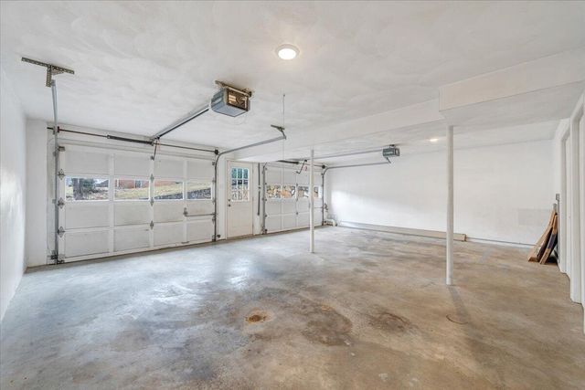 302 Ivy LN, Daleville, VA 24083