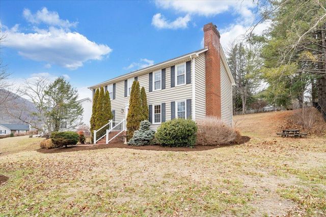 302 Ivy LN, Daleville, VA 24083