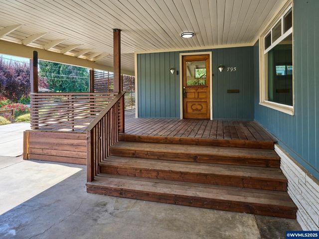 795 Corby St, Woodburn, OR 97071