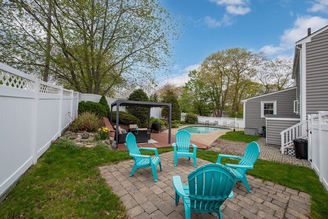 15 Palmer Rd, Beverly, MA 01915