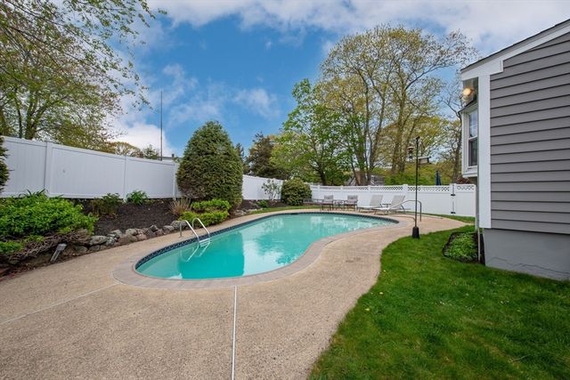 15 Palmer Rd, Beverly, MA 01915