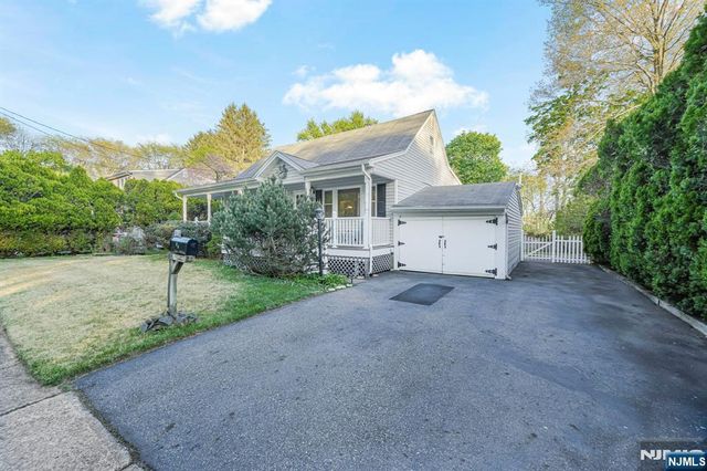 94 Barbara Drive, Pompton Lakes, NJ 07442