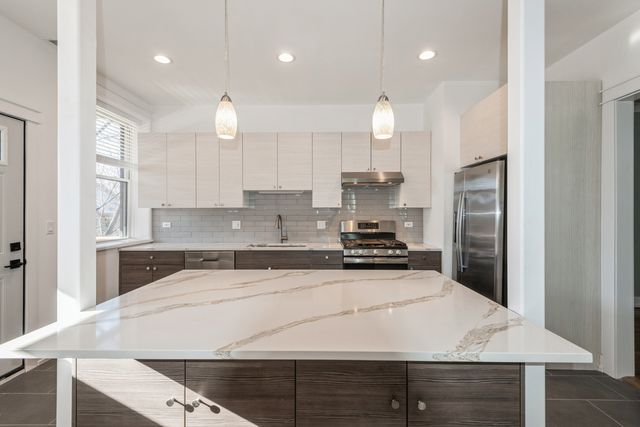 1535 W Estes Avenue 2, Chicago, IL 60626