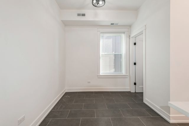 1535 W Estes Avenue 2, Chicago, IL 60626