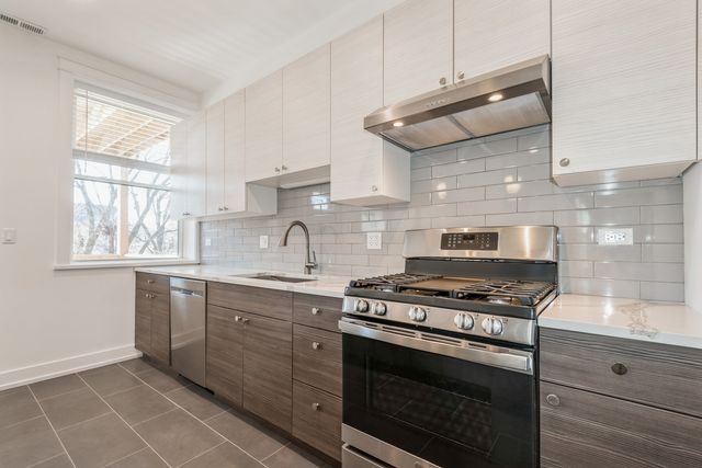 1535 W Estes Avenue 2, Chicago, IL 60626