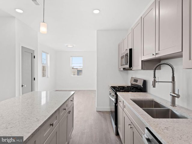 852 WOODLAND AVE, Camden, NJ 08104