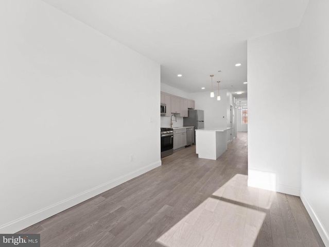 852 WOODLAND AVE, Camden, NJ 08104