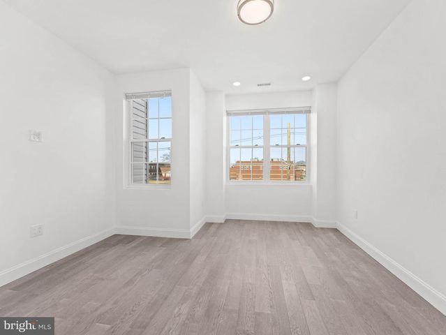 852 WOODLAND AVE, Camden, NJ 08104