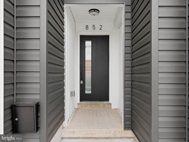 852 WOODLAND AVE, Camden, NJ 08104