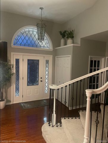 27568 Rainbow Circle, Lathrup Village, MI 48076